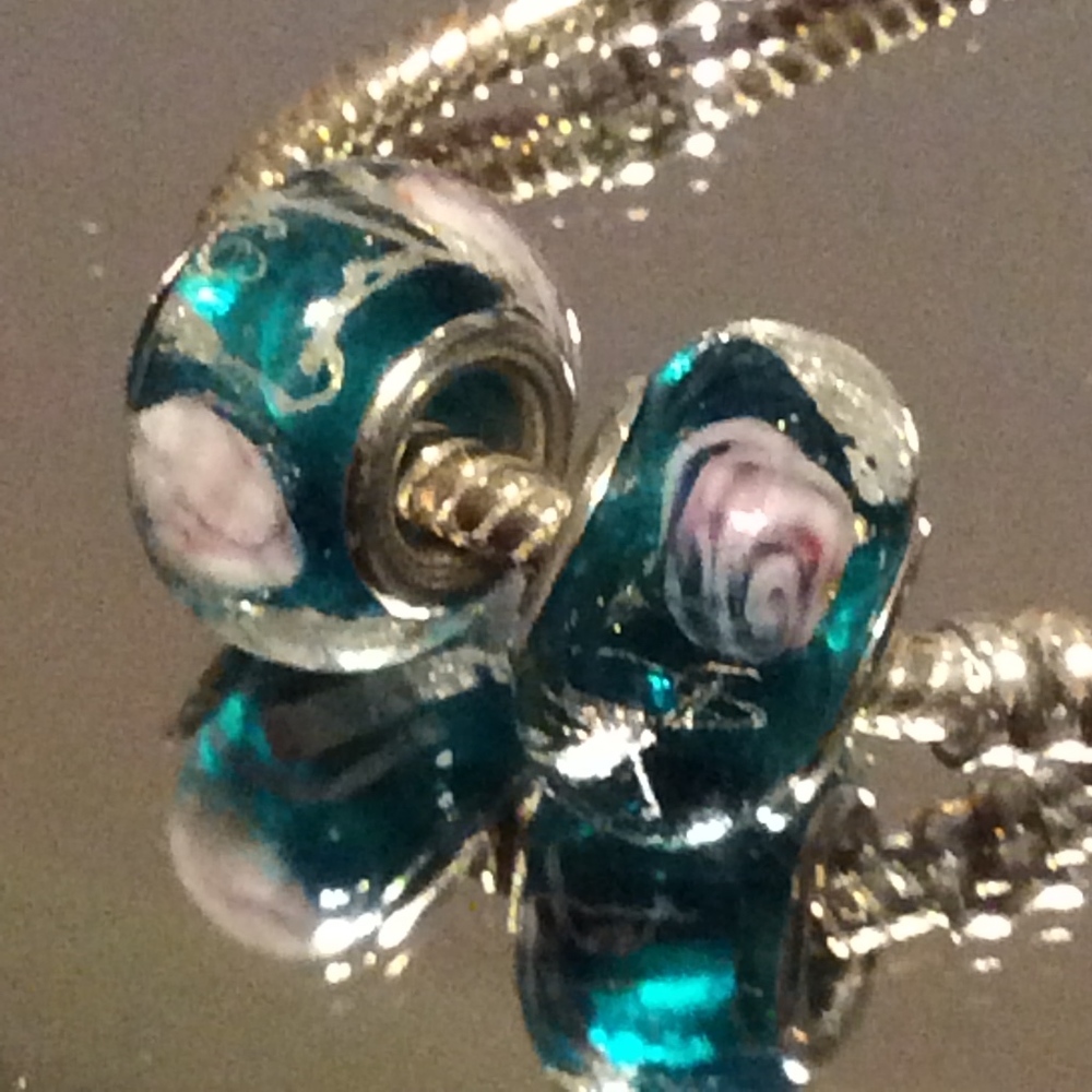 🌸 2PC TEAL & PURPLE ROSE SWIRL BEAD GEM CHARM WIDE HOLE PANDORA TROLL FLOWER - Picture 6 of 6